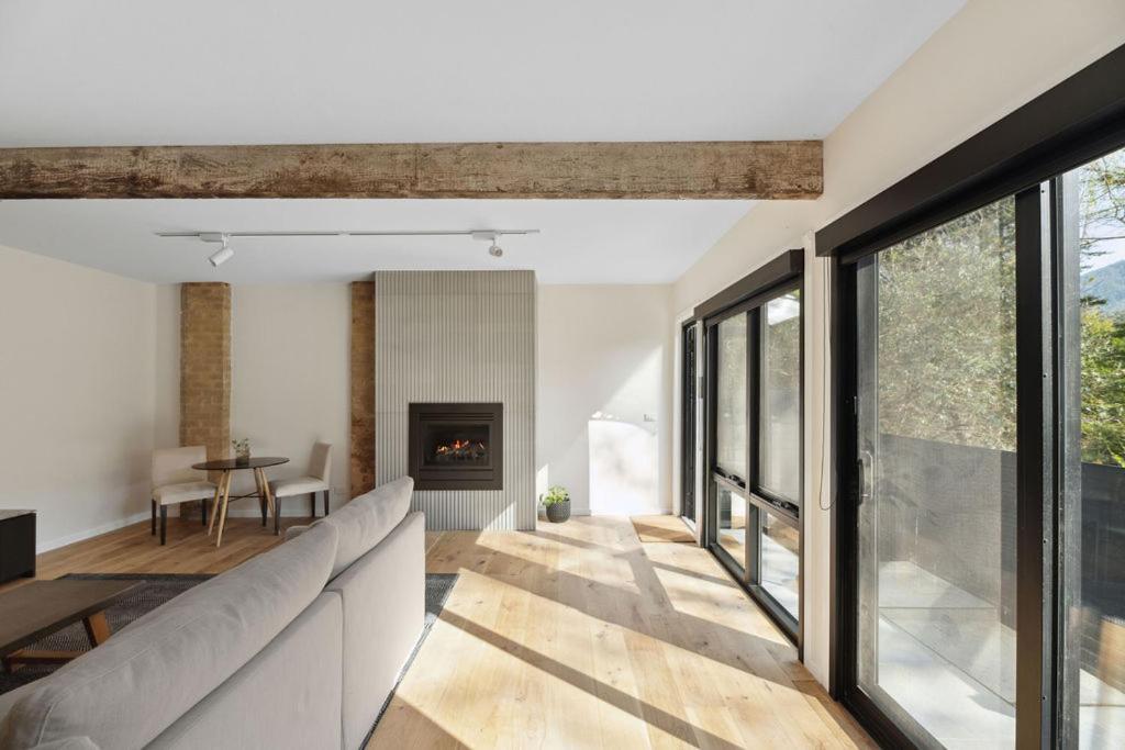 Station Hideaway With Private Apartment